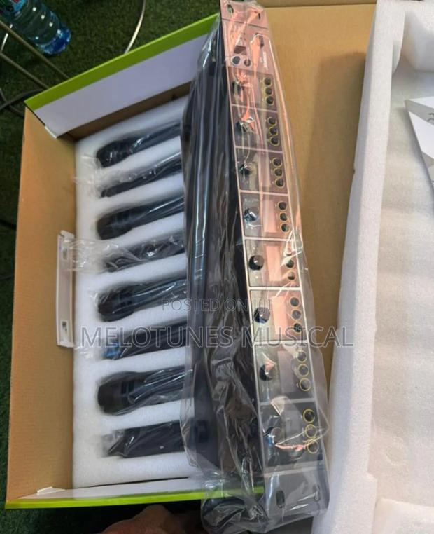 Shure A8 8-in-1 Professional Wireless Microphone System · Photo 3