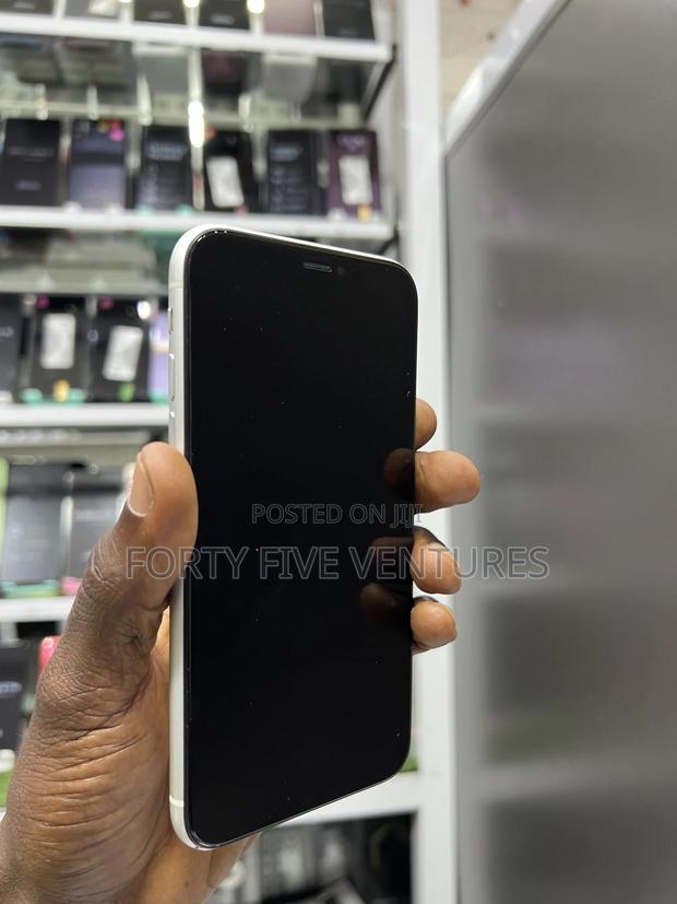 Apple iPhone XR 64 GB White photo 2