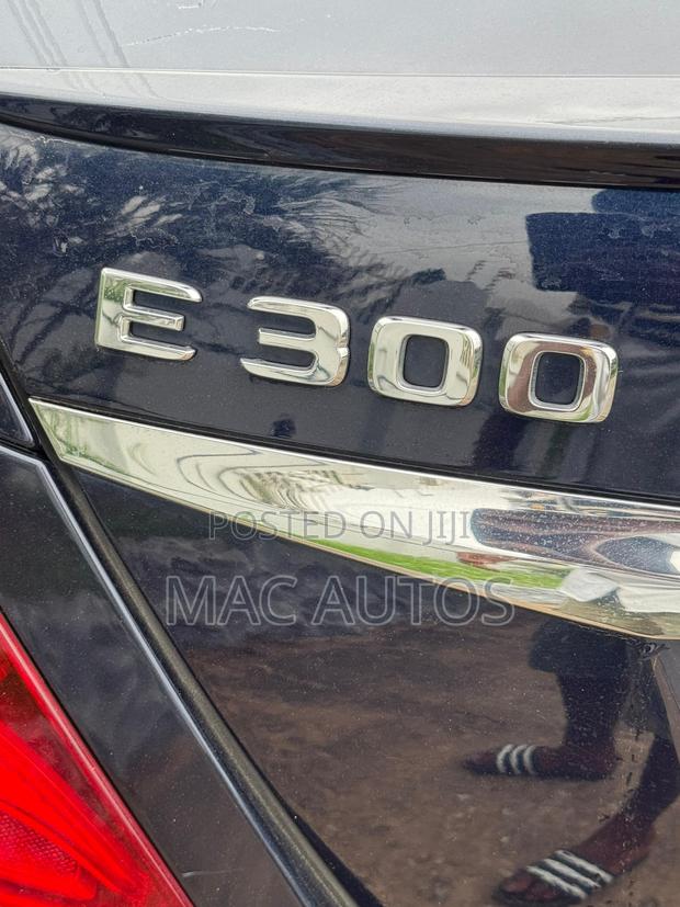 Mercedes-Benz E300 Base RWD Sedan (2.0L 4cyl 9A) 2017 Blue photo 3