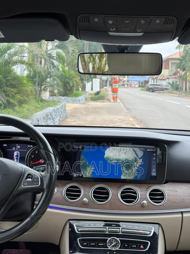 Mercedes-Benz E300 Base RWD Sedan (2.0L 4cyl 9A) 2017 Blue photo 4