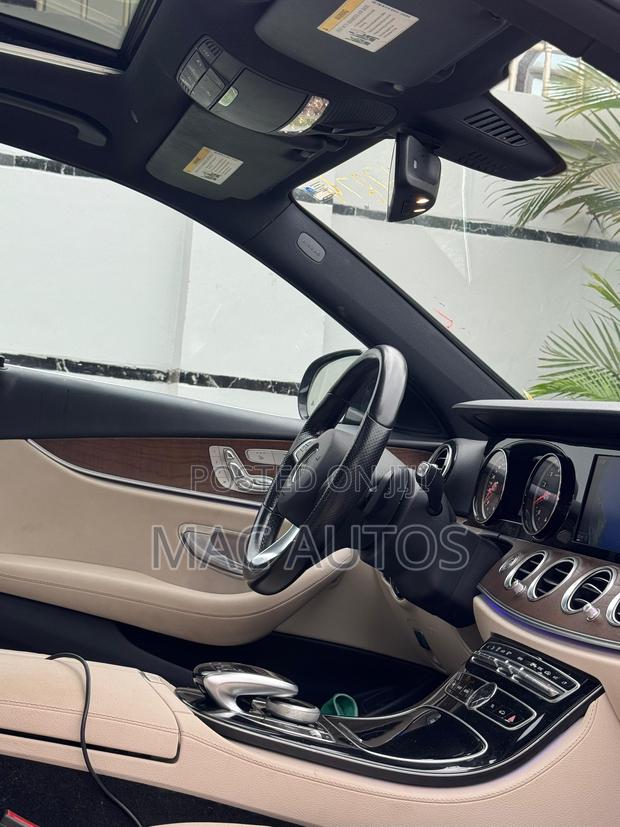 Mercedes-Benz E300 Base RWD Sedan (2.0L 4cyl 9A) 2017 Blue photo 10