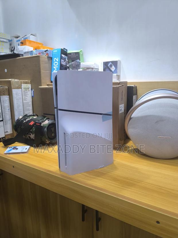 Ps5 Slim Digital With One Controller and 9 Offline Games photo 3