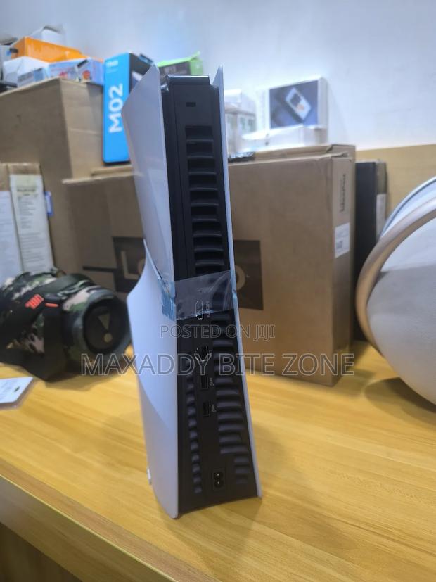 Ps5 Slim Digital With One Controller and 9 Offline Games photo 4