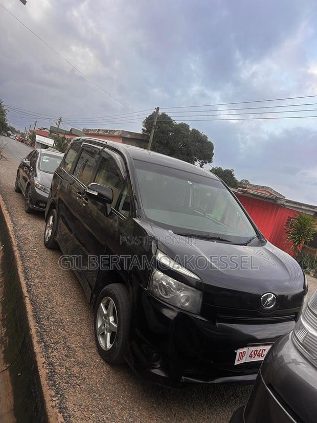 Toyota Voxy 2010 Black