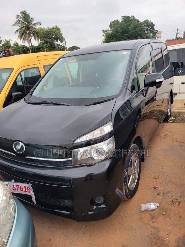 Toyota Voxy 2010 Black