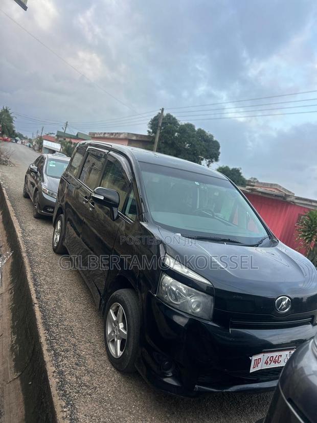 Toyota Voxy 2010 Black