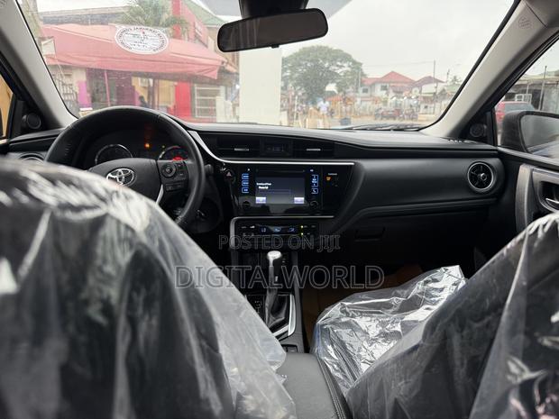 Toyota Corolla SE Special Edition 4dr Sedan (1.8L 4cyl CVT) 2017 Blue