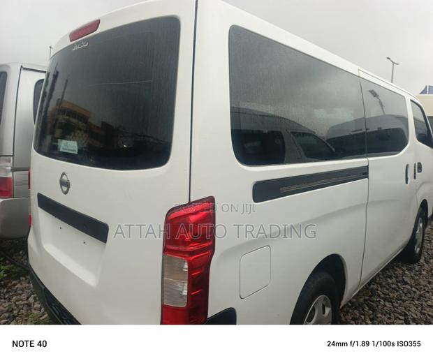 Nissan Caravan (Urvan) 2000 White photo 2