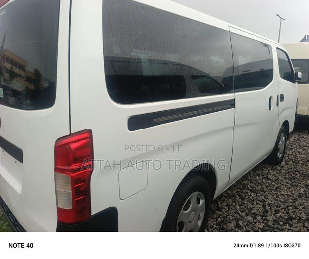 Nissan Caravan (Urvan) 2000 White photo 4