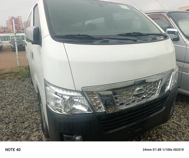Nissan Caravan (Urvan) 2000 White photo 3