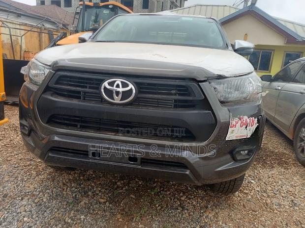New Toyota Hilux 2025 Gray