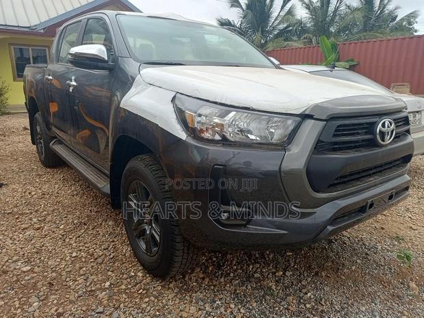 New Toyota Hilux 2025 Gray photo 2