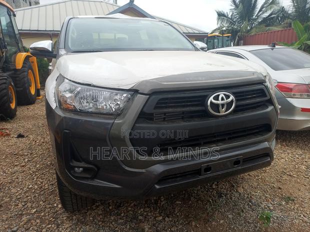 New Toyota Hilux 2025 Gray photo 3