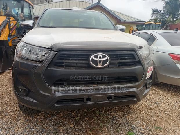 New Toyota Hilux 2025 Gray photo 4