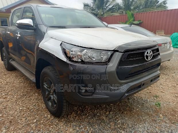 New Toyota Hilux 2025 Gray photo 5