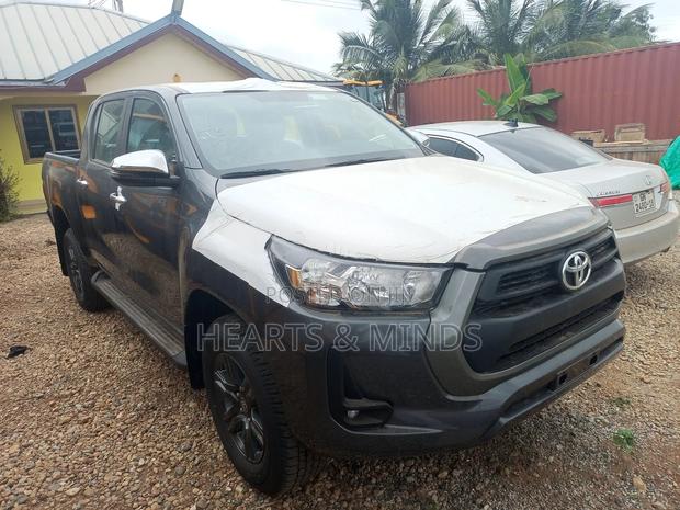 New Toyota Hilux 2025 Gray photo 6