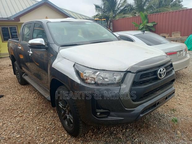 New Toyota Hilux 2025 Gray photo 7
