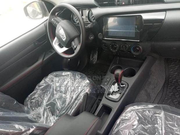 New Toyota Hilux 2025 Gray photo 8
