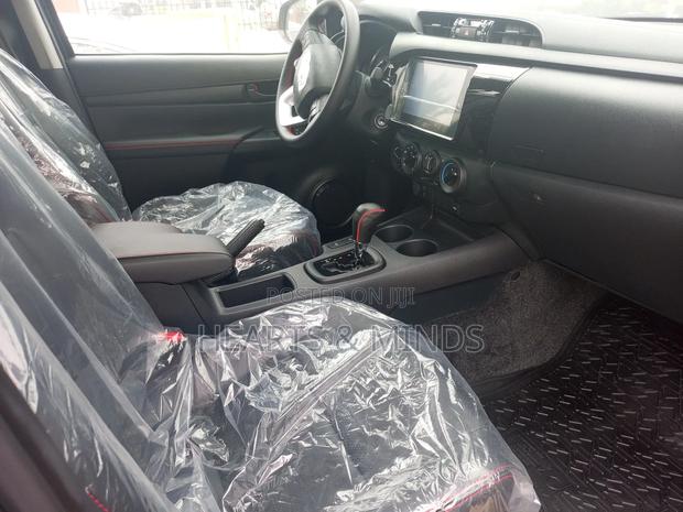 New Toyota Hilux 2025 Gray photo 9