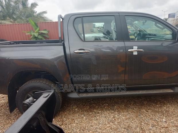 New Toyota Hilux 2025 Gray photo 10