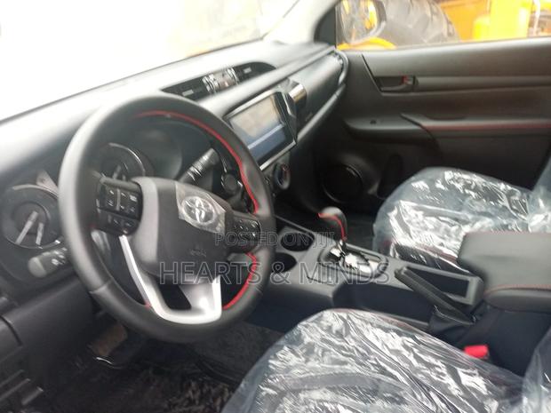 New Toyota Hilux 2025 Gray photo 13