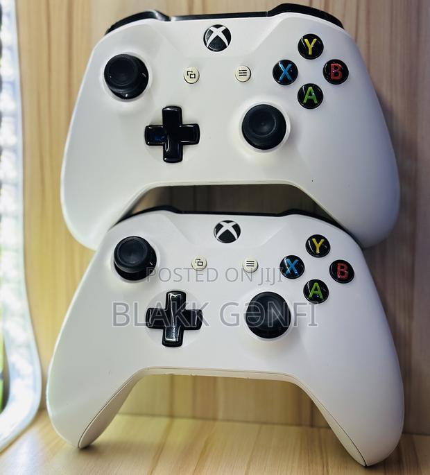 Xbox One S Black & White Controllers · Photo 2