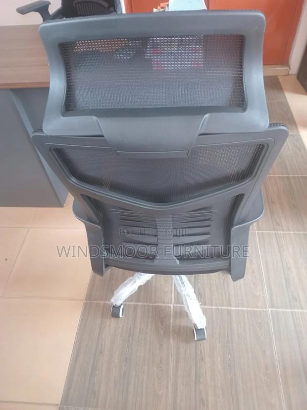Solid Swivel Chair photo 2