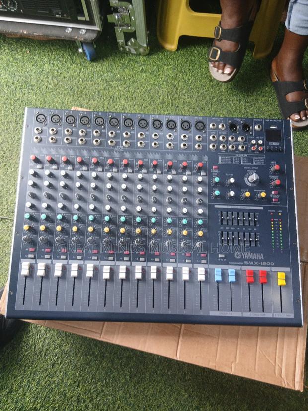 Yamaha SMX 1200 Raw Mixing Console · Photo 4