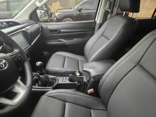 Toyota Hilux 2021 White photo 2