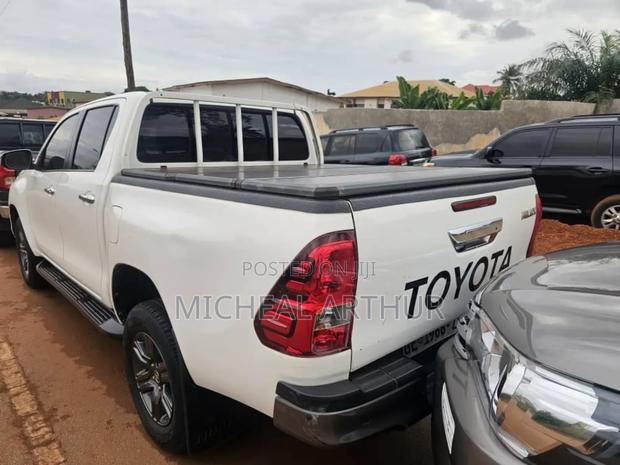 Toyota Hilux 2021 White photo 3