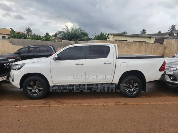 Toyota Hilux 2021 White photo 4