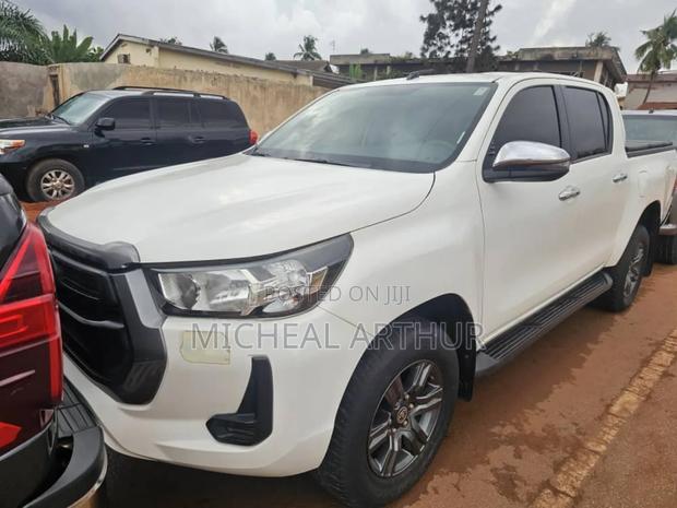 Toyota Hilux 2021 White