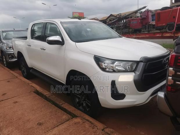 Toyota Hilux 2021 White photo 5