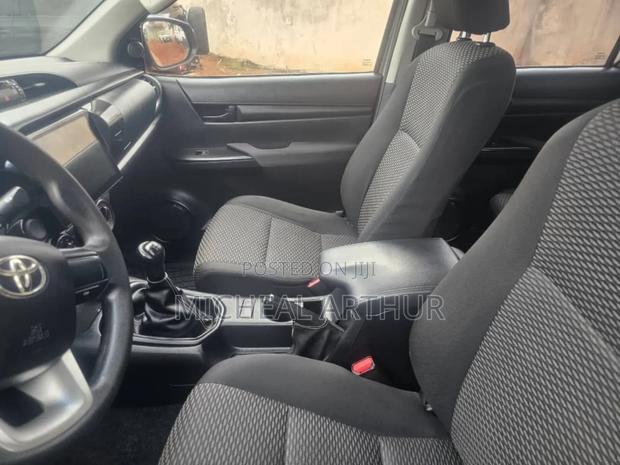 Toyota Hilux 2017 Gray photo 2