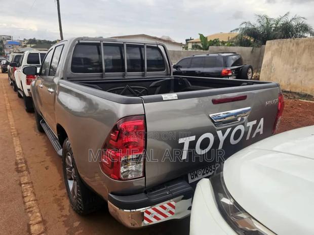 Toyota Hilux 2017 Gray photo 3