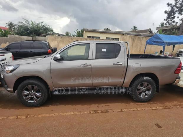 Toyota Hilux 2017 Gray photo 4
