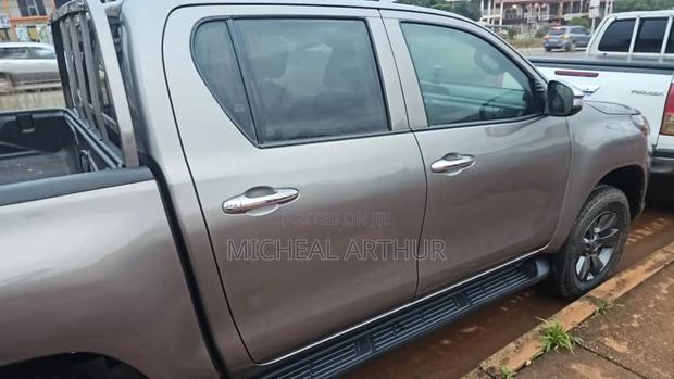 Toyota Hilux 2017 Gray photo 5
