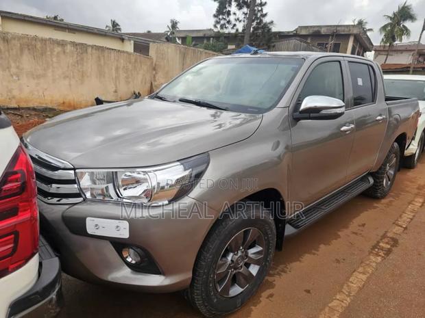 Toyota Hilux 2017 Gray