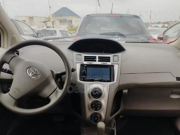 Toyota Vitz 1.3 AWD 5dr 2010 Gray