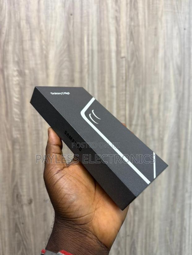 New Samsung Galaxy Z Flip7 256 GB Black photo 2