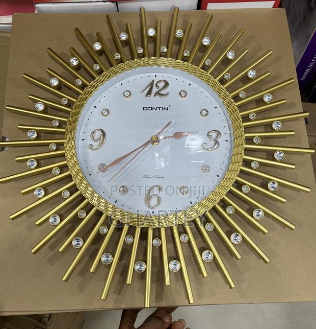 Large Stylish Wall Clock in Gold Color · Photo 4