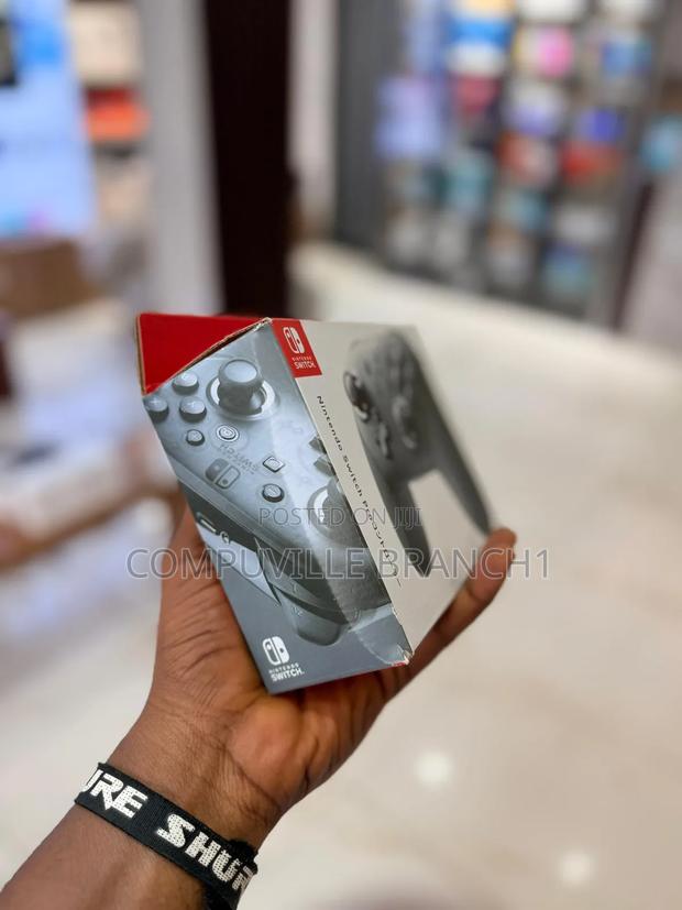 Nintendo Switch Pro Controller · Photo 2