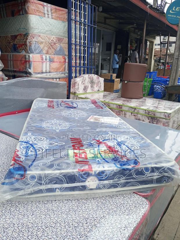 One Half 5" Mattress High Density · Photo 3