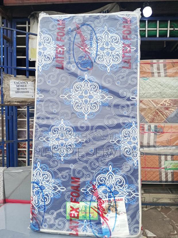 One Half 5" Mattress High Density · Photo 4