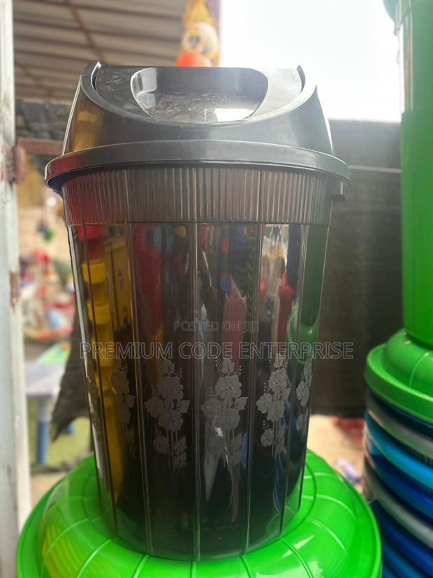 Plastic Waste Bin With Swing Lid- 80l · Photo 3