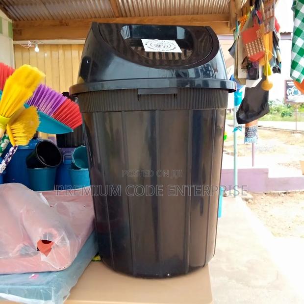 Plastic Waste Bin With Swing Lid- 80l · Photo 4