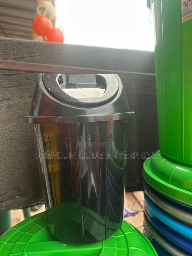 50l Black Swing Lid Dustbin · Photo 2