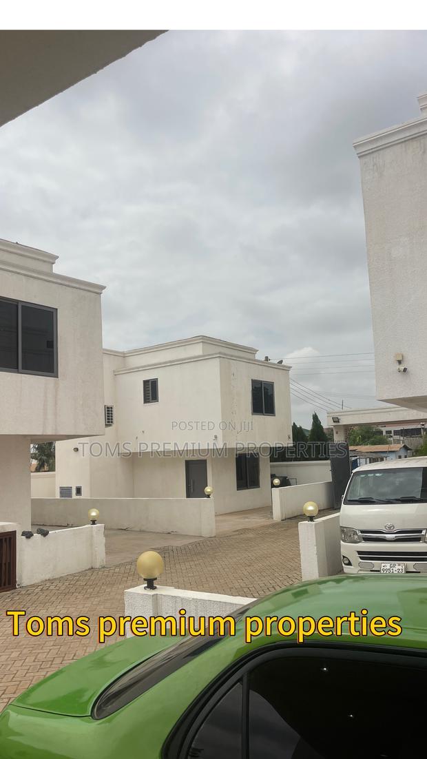 2bdrm Duplex in School Junction, Ashaley Botwe for rent