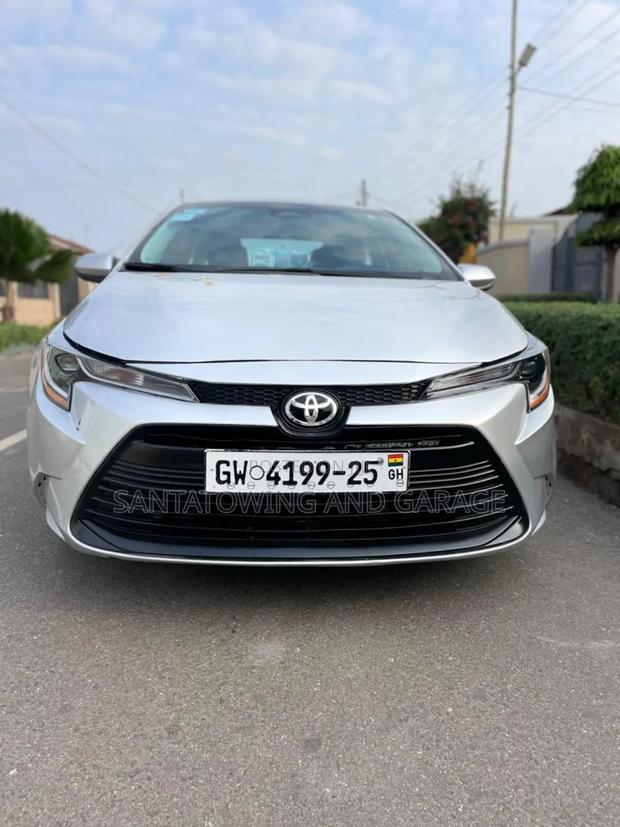 Toyota Corolla LE CVT 2024 Silver