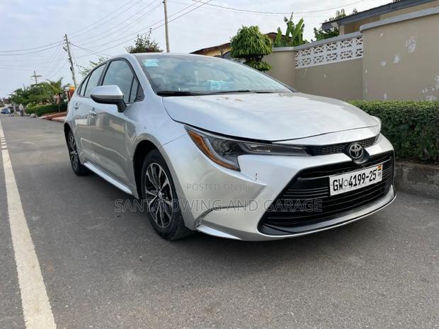 Toyota Corolla LE CVT 2024 Silver